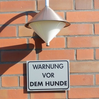 Warnschild: "Warnung vor dem Hunde" 